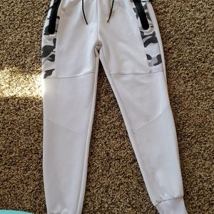 White jogger sweat pant with camo pocket